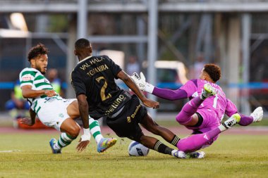 Luis Suarez, Duplexe Tchamba ve Patrick Sequeira, Liga Portekiz maçı sırasında Estadio Belediyesi Rio Maior 'daki Casa Pia ve Sporting CP takımları arasında görüldü (Maciej Rogowski)