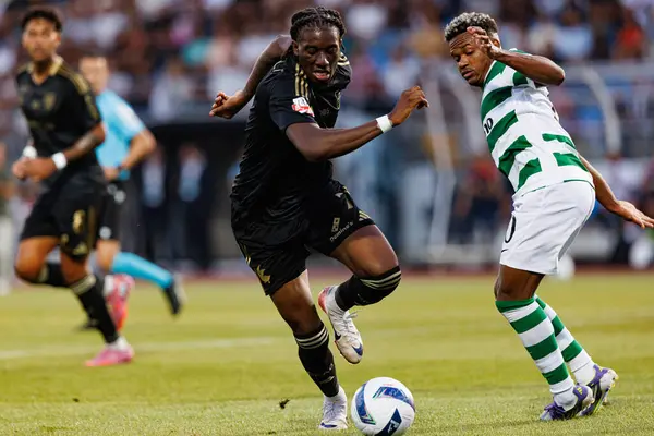 Kelian Nsona ve Geny Catamo, Liga Portekiz maçı sırasında Estadio Belediyesi Rio Maior 'daki Casa Pia ve Sporting CP takımları arasında görüldü (Maciej Rogowski)