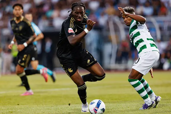 Kelian Nsona ve Geny Catamo, Liga Portekiz maçı sırasında Estadio Belediyesi Rio Maior 'daki Casa Pia ve Sporting CP takımları arasında görüldü (Maciej Rogowski)