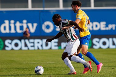 Jovane Cabral ve Jordan Holsgrove, Liga Portekiz maçı sırasında GD Estoril Praia ve CF Estrela Amadora (Maciej Rogowski)