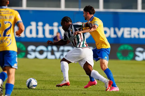 Jovane Cabral ve Jordan Holsgrove, Liga Portekiz maçı sırasında GD Estoril Praia ve CF Estrela Amadora (Maciej Rogowski)