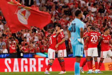 Benfica oyuncuları, SL Benfica ve OGC Nice (Maciej Rogowski) arasında oynanan Şampiyonlar Ligi üçüncü tur eleme maçında Andreas Schjelderup 'tan gol üstüne gol atarken görüldü.)