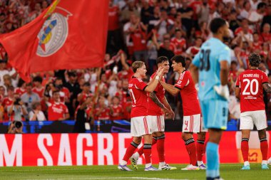 Benfica oyuncuları, SL Benfica ve OGC Nice (Maciej Rogowski) arasında oynanan Şampiyonlar Ligi üçüncü tur eleme maçında Andreas Schjelderup 'tan gol üstüne gol atarken görüldü.)