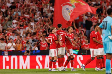 Benfica oyuncuları, SL Benfica ve OGC Nice (Maciej Rogowski) arasında oynanan Şampiyonlar Ligi üçüncü tur eleme maçında Andreas Schjelderup 'tan gol üstüne gol atarken görüldü.)