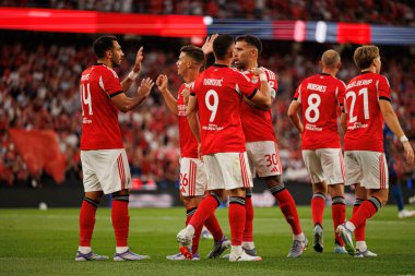 Benfica 'nın oyuncuları Şampiyonlar Ligi üçüncü tur eleme maçında Fredrik Aursnes' ten gol üstüne gol atarken SL Benfica ve OGC Nice (Maciej Rogowski)