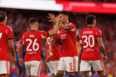 Benfica 'nın oyuncuları Şampiyonlar Ligi üçüncü tur eleme maçında Fredrik Aursnes' ten gol üstüne gol atarken SL Benfica ve OGC Nice (Maciej Rogowski)