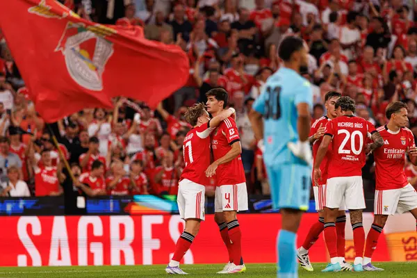 Benfica oyuncuları, SL Benfica ve OGC Nice (Maciej Rogowski) arasında oynanan Şampiyonlar Ligi üçüncü tur eleme maçında Andreas Schjelderup 'tan gol üstüne gol atarken görüldü.)