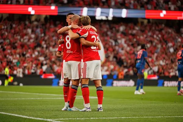 Franjo İvanoviç, Fredrik Aursnes ve Andreas Schjelderup SL Benfica ve OGC Nice (Maciej Rogowski) arasında oynanan Şampiyonlar Ligi üçüncü tur eleme maçında gol attıktan sonra kutlama yaparken görüldü.)