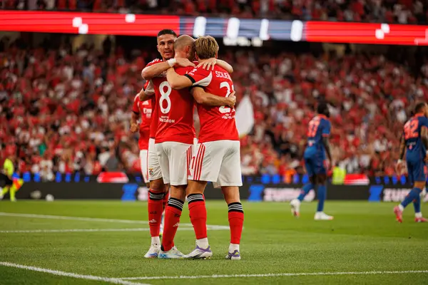 Franjo İvanoviç, Fredrik Aursnes ve Andreas Schjelderup SL Benfica ve OGC Nice (Maciej Rogowski) arasında oynanan Şampiyonlar Ligi üçüncü tur eleme maçında gol attıktan sonra kutlama yaparken görüldü.)