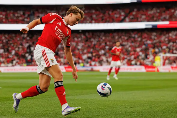 Andreas Schjelderup, Şampiyonlar Ligi üçüncü tur eleme maçında SL Benfica ve OGC Nice (Maciej Rogowski) arasında görüldü.)