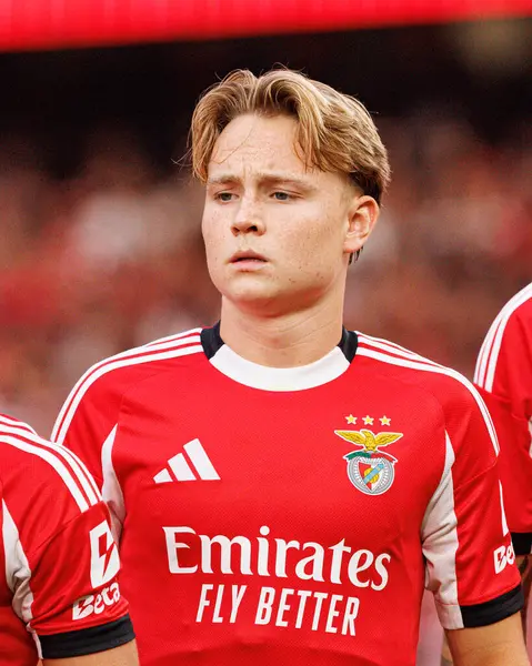 Andreas Schjelderup, Şampiyonlar Ligi üçüncü tur eleme maçında SL Benfica ve OGC Nice (Maciej Rogowski) arasında görüldü.)