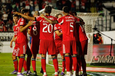 Benfica oyuncuları Liga Portekiz maçında Estrela Amadora ve SL Benfica takımları arasında Estadio Jose Gomes (Maciej Rogowski)