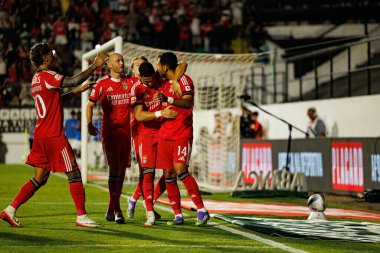 Franjo İvanoviç ve Vangelis Pavlidis, Liga Portekiz maçında Estrela Amadora ve SL Benfica takımları arasında attıkları gol sonrasında Estadio Jose Gomes 'te (Maciej Rogowski)
