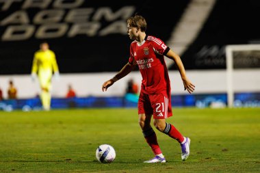 Andreas Schjelderup, Liga Portekiz maçı sırasında Estrela Amadora ve SL Benfica takımları arasında Estadio Jose Gomes (Maciej Rogowski)