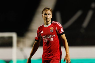 Andreas Schjelderup, Liga Portekiz maçı sırasında Estrela Amadora ve SL Benfica takımları arasında Estadio Jose Gomes (Maciej Rogowski)