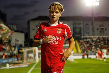 Andreas Schjelderup, Liga Portekiz maçı sırasında Estrela Amadora ve SL Benfica takımları arasında Estadio Jose Gomes (Maciej Rogowski)