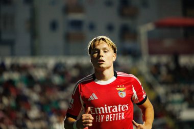 Andreas Schjelderup, Liga Portekiz maçı sırasında Estrela Amadora ve SL Benfica takımları arasında Estadio Jose Gomes (Maciej Rogowski)