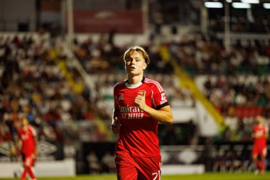 Andreas Schjelderup, Liga Portekiz maçı sırasında Estrela Amadora ve SL Benfica takımları arasında Estadio Jose Gomes (Maciej Rogowski)