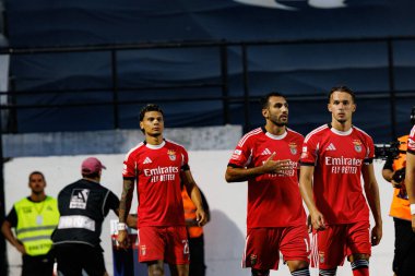 Richard Rios, Vangelis Pavlidis ve Amar Dediç, Liga Portekiz maçında Estrela Amadora ve SL Benfica takımları arasında Estadio Jose Gomes 'de (Maciej Rogowski)