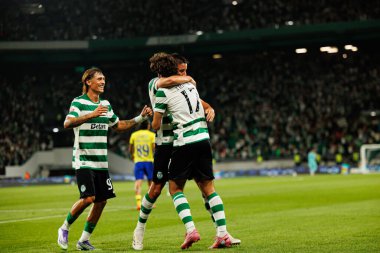 Ricardo Mangas, Francisco Trincao ve Goncalo Inacio, Estadio Jose Alvalade (Maciej Rogowski) takımları arasında Liga Portekiz maçında attıkları golün ardından kutlama yaparken görüldü.)
