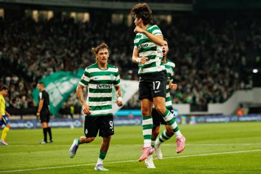 Ricardo Mangas, Francisco Trincao ve Goncalo Inacio, Estadio Jose Alvalade (Maciej Rogowski) takımları arasında Liga Portekiz maçında attıkları golün ardından kutlama yaparken görüldü.)