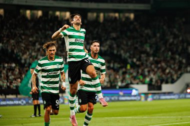 Ricardo Mangas, Francisco Trincao ve Goncalo Inacio, Estadio Jose Alvalade (Maciej Rogowski) takımları arasında Liga Portekiz maçında attıkları golün ardından kutlama yaparken görüldü.)