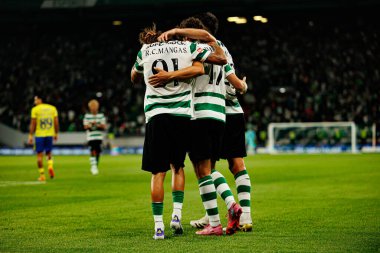 Ricardo Mangas, Francisco Trincao ve Goncalo Inacio, Estadio Jose Alvalade (Maciej Rogowski) takımları arasında Liga Portekiz maçında attıkları golün ardından kutlama yaparken görüldü.)