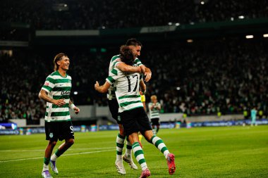 Ricardo Mangas, Francisco Trincao ve Goncalo Inacio, Estadio Jose Alvalade (Maciej Rogowski) takımları arasında Liga Portekiz maçında attıkları golün ardından kutlama yaparken görüldü.)