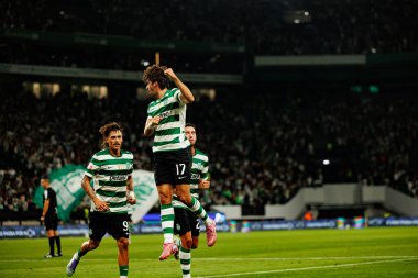 Ricardo Mangas, Francisco Trincao ve Goncalo Inacio, Estadio Jose Alvalade (Maciej Rogowski) takımları arasında Liga Portekiz maçında attıkları golün ardından kutlama yaparken görüldü.)