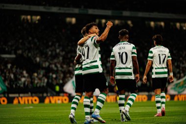 Sporcu Oyuncuları Liga Portekiz maçında Luis Suarez 'in attığı gol üstüne gol sonrasında Estadio Jose Alvalade' de (Maciej Rogowski) Sporting CP ve FC Arouca takımları arasında kutlanıyor.)