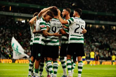 Sporcu Oyuncuları Liga Portekiz maçında Luis Suarez 'in attığı gol üstüne gol sonrasında Estadio Jose Alvalade' de (Maciej Rogowski) Sporting CP ve FC Arouca takımları arasında kutlanıyor.)