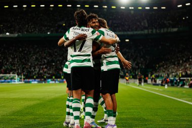 Ricardo Mangas ve Sporcu oyuncular, Estadio Jose Alvalade (Maciej Rogowski) takımları arasında oynanan Liga Portekiz maçında attıkları golü kutlarken görüldü.)