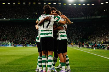 Ricardo Mangas ve Sporcu oyuncular, Estadio Jose Alvalade (Maciej Rogowski) takımları arasında oynanan Liga Portekiz maçında attıkları golü kutlarken görüldü.)