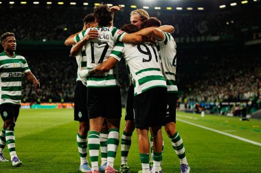 Ricardo Mangas ve Sporcu oyuncular, Estadio Jose Alvalade (Maciej Rogowski) takımları arasında oynanan Liga Portekiz maçında attıkları golü kutlarken görüldü.)