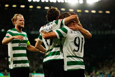 Ricardo Mangas ve Sporcu oyuncular, Estadio Jose Alvalade (Maciej Rogowski) takımları arasında oynanan Liga Portekiz maçında attıkları golü kutlarken görüldü.)