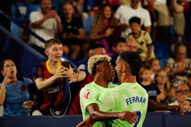 Lamine Yamal ve Ferran Torres, Estadio Ciudad de Valencia 'daki UD Levante ve FC Barcelona takımları arasında oynanan LaLiga EA SPORTS maçında gol üstüne gol atarken görüldü (Maciej Rogowski)