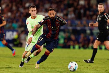 Marc Casado ve Jose Luis Morales, LaLiga EA SPORTS maçı sırasında Estadio Ciudad de Valencia 'da UD Levante ve FC Barcelona takımları arasında görüldü (Maciej Rogowski)