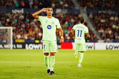 Ferran Torres, LaLiga EA SPORTS maçında Estadio Ciudad de Valencia 'daki UD Levante ve FC Barcelona takımları arasında gol attıktan sonra kutlama yaparken görüldü (Maciej Rogowski)