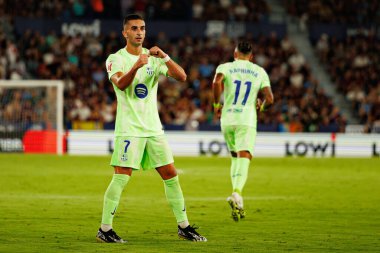 Ferran Torres, LaLiga EA SPORTS maçında Estadio Ciudad de Valencia 'daki UD Levante ve FC Barcelona takımları arasında gol attıktan sonra kutlama yaparken görüldü (Maciej Rogowski)