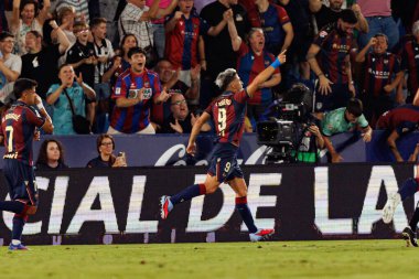 Ivan Romero, Estadio Ciudad de Valencia 'daki UD Levante ve FC Barcelona takımları arasında oynanan LaLiga EA SPORTS maçında gol attıktan sonra kutlama yaparken görüldü (Maciej Rogowski)