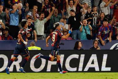 Ivan Romero, Estadio Ciudad de Valencia 'daki UD Levante ve FC Barcelona takımları arasında oynanan LaLiga EA SPORTS maçında gol attıktan sonra kutlama yaparken görüldü (Maciej Rogowski)