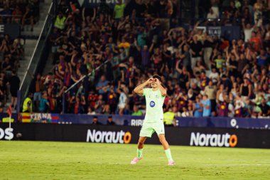 Pedri, Estadio Ciudad de Valencia 'daki UD Levante ve FC Barcelona takımları arasındaki LaLiga EA SPORTS maçında gol attıktan sonra kutlama yaparken görüldü (Maciej Rogowski)