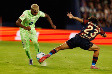 Lamine Yamal ve Manuel Sanchez, LaLiga EA SPORTS maçı sırasında Estadio Ciudad de Valencia 'da UD Levante ve FC Barcelona takımları arasında görüldü (Maciej Rogowski)