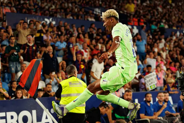 Lamine Yamal, Estadio Ciudad de Valencia (Maciej Rogowski) takımları arasında LaLiga EA SPORTS maçında UD Levante ve FC Barcelona takımları arasında gol üstüne gol atarken görüldü.)