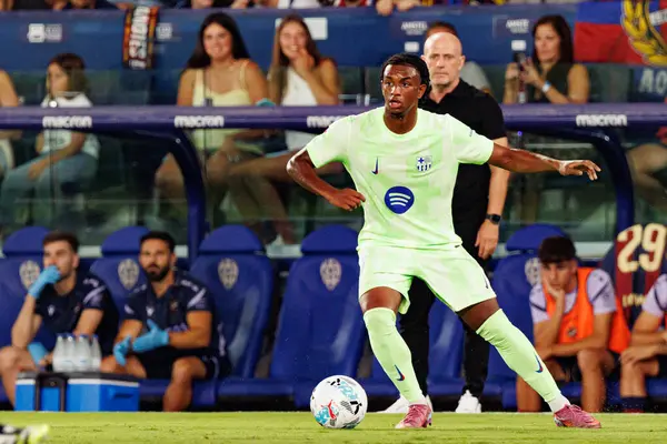 Alejandro Balde, UD Levante ve FC Barcelona takımları arasında Estadio Ciudad de Valencia 'da (Maciej Rogowski)