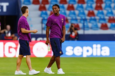 Alejandro Balde, UD Levante ve FC Barcelona takımları arasında Estadio Ciudad de Valencia 'da (Maciej Rogowski)