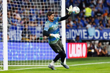 Thibaut Courtois, Carlos Tartiere Stadyumu 'ndaki Real Oviedo ve Real Madrid FC takımları arasında oynanan LaLiga EA SPORTS maçı sırasında görüldü (Maciej Rogowski)