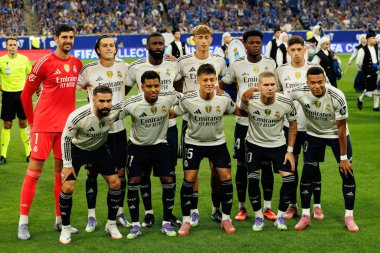 Real Madrid takımı, Real Oviedo ve Real Madrid FC takımları arasında oynanan LaLiga EA SPORTS maçı sırasında Carlos Tartiere Stadyumu 'nda (Maciej Rogowski)