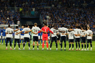 Real Madrid takımı, Real Oviedo ve Real Madrid FC takımları arasında oynanan LaLiga EA SPORTS maçı sırasında Carlos Tartiere Stadyumu 'nda (Maciej Rogowski)