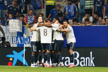 Real Madrid 'in oyuncuları, Real Oviedo ve Real Madrid FC takımları arasında oynanan LaLiga EA SPORTS maçında Carlos Tartiere Stadyumu' nda (Maciej Rogowski)